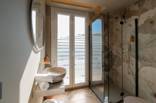 ein Badezimmer mit Badewanne, Waschbecken und Dusche in der Unterkunft Rock Crystal Boutique Hotel in Gabicce Mare