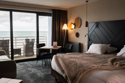 ein Hotelzimmer mit Bett und Meerblick in der Unterkunft Hotel Atlantic in Wimereux