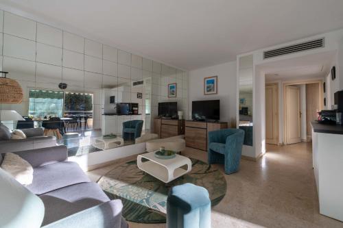 2-Br Apartment Residence with Pool Near La Croisette