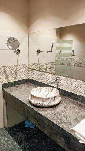 a bathroom counter with a pillow on top of it at فندق بفنPuffin hotel in Qaryat al ‘Ulyā