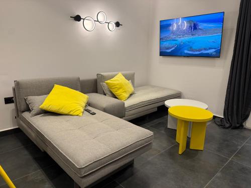 Studio 8 black & Yellow Urban Apartment City Center