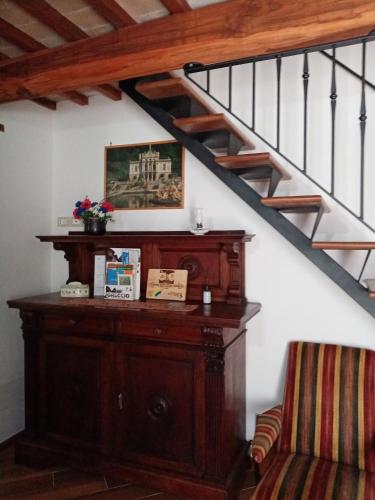 a room with a wooden cabinet and a staircase at Al Nido Del Passero 1 in Greccio