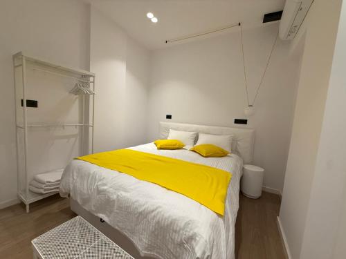 Studio 8 black & Yellow Urban Apartment City Center