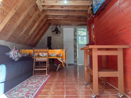 a bedroom with a bed and a desk in a room at De Férias na Fronteira in Xuí