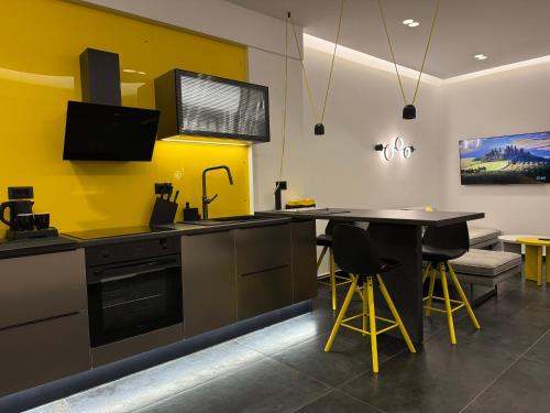 Studio 8 black & Yellow Urban Apartment City Center