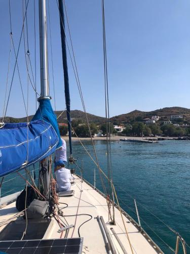 Un paisaje natural cerca del barco