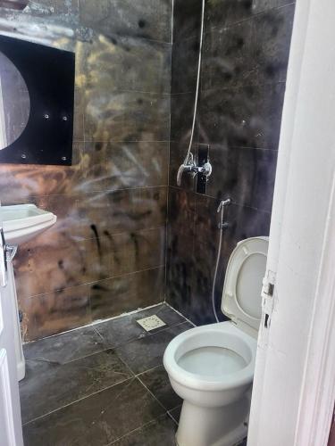 Emirimmo tesisinde bir banyo