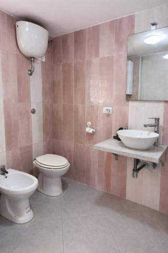 a bathroom with a toilet and a sink at Aurora Flavia Suite in Pozzuoli