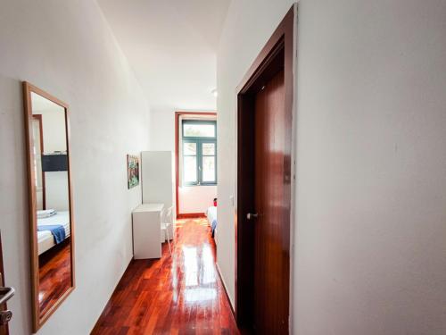 a hallway with a door leading to a bedroom at Guest House Sir Manuel - Unidade São Vicente in Braga