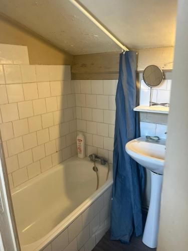un bagno con vasca e lavandino di studio haki a Sète