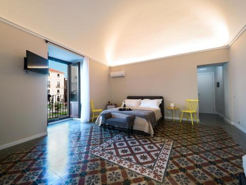 - une chambre avec un lit et un tapis dans l'établissement B&B Sciara Larmisi, à Catane