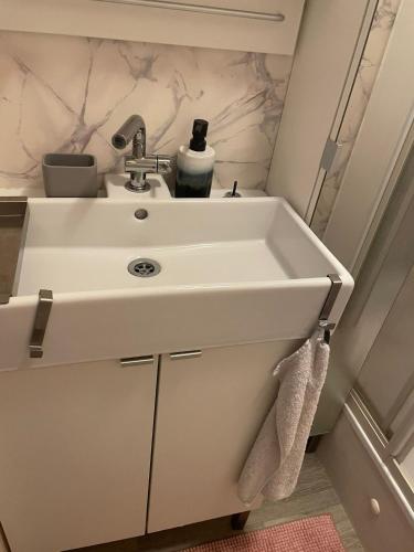 a white sink in a bathroom with at Chalet in natuurlijke omgeving in Heel