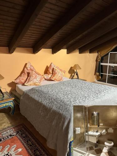 a bedroom with a large bed and a window at Gästeresidenz - Hotel - Ruthellen's Home in Planegg