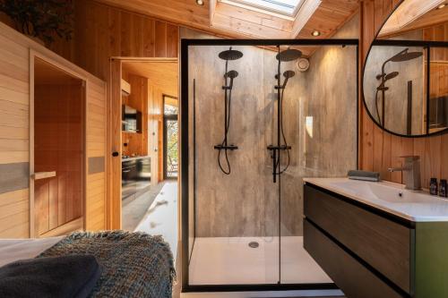a bathroom with a shower and a sink at Sandberghe - Een plek om te verdwalen in Uden