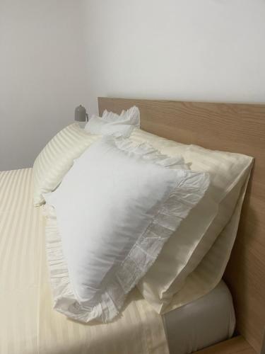 a bed with white sheets and pillows on it at Residenza Sant'Angelo Appartamento ampio con Giardino vicino al Mare in Citta' Sant'Angelo
