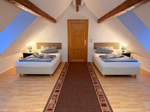 a bedroom with two beds and a door at Monteur Darius in Spiesheim