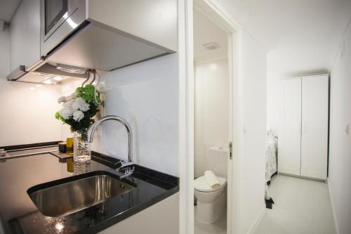 ein Bad mit einem Waschbecken und einem WC in der Unterkunft Light of Lisbon Apartments I in Lissabon