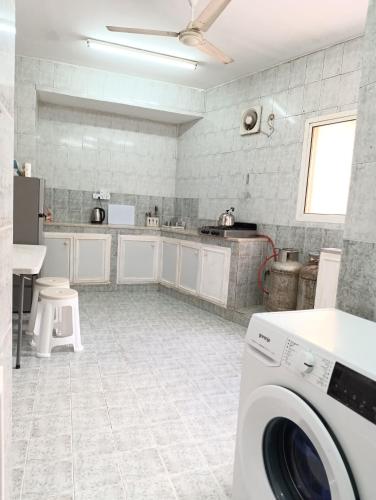 kuchnia z pralką w pokoju w obiekcie MUSCAT TURKISH hostel w Maskacie