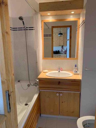 Studio cabin for 2 adults and 2 childrens with private parking