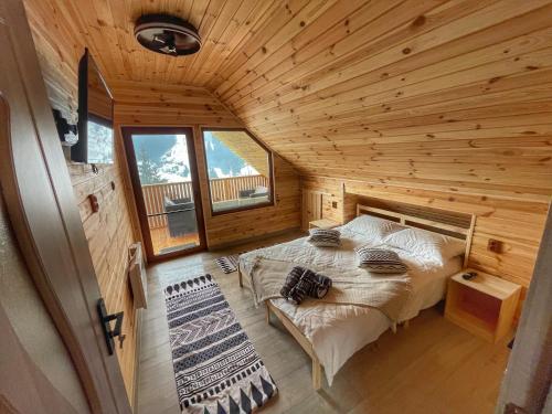 an overhead view of a bedroom in a log cabin at La Sava lui Traian in Gârda de Sus