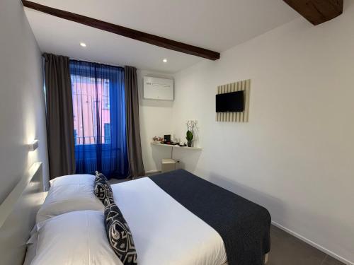 a bedroom with a white bed and a window at Oblò Portovenere Guesthouse in Portovenere