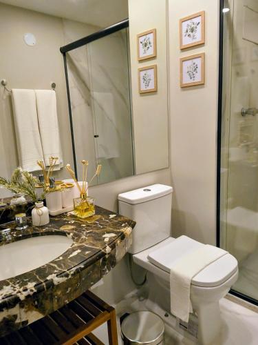 a bathroom with a toilet and a sink and a shower at Flat Hotel Merc Espaçoso Ibirapuera 4 estrelas com Wi-Fi Recepção 24 horas 3PRI in São Paulo