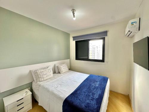 a small bedroom with a bed and a window at Maison D Stan Moema with washing machine and daily cleaning in São Paulo