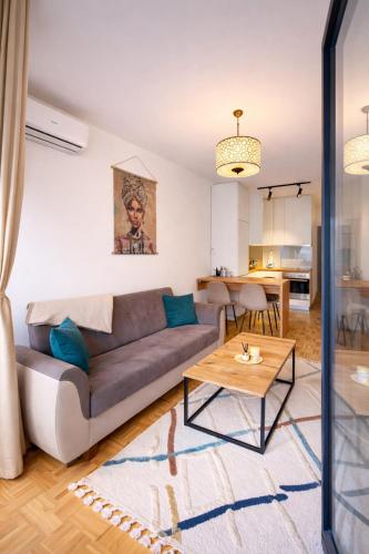 salon z kanapą i stołem w obiekcie Peja Central Hideaway w mieście Peć