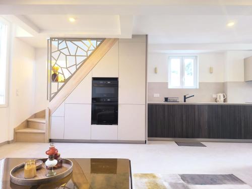 Elegant Renovated Apartment Nice Port AC Sleeps 4