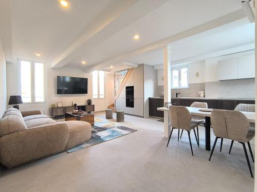 Elegant Renovated Apartment Nice Port AC Sleeps 4