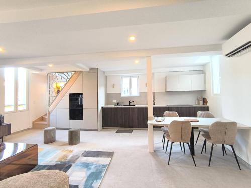 Elegant Renovated Apartment Nice Port AC Sleeps 4