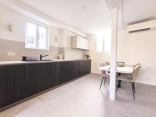 Elegant Renovated Apartment Nice Port AC Sleeps 4