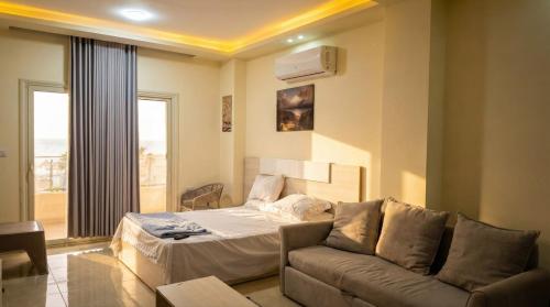 Seaside studio with private Beach and pool