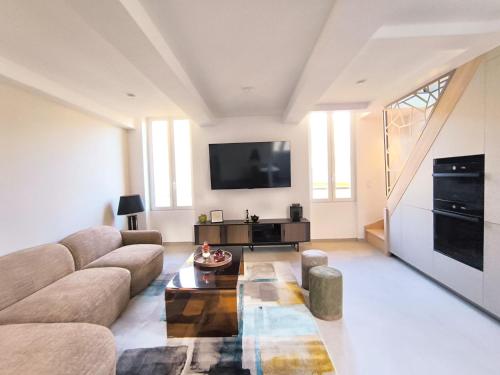Elegant Renovated Apartment Nice Port AC Sleeps 4