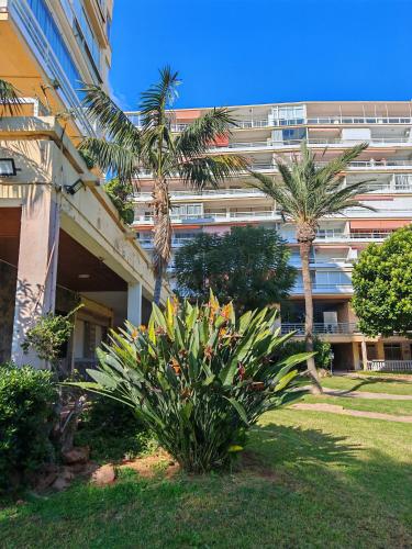 Luxury 3-bedroom apartment with magnific terrase close to beach Carihuela