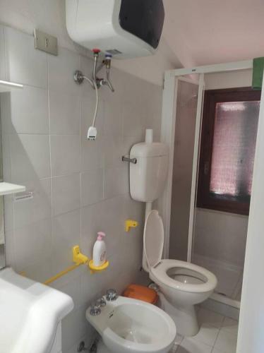 a small bathroom with a toilet and a sink at Villa Celeste in Torre delle Stelle