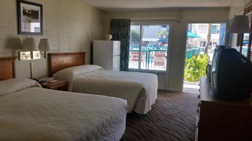 pokój hotelowy z 2 łóżkami i telewizorem w obiekcie Admiral Motor Inn w mieście Myrtle Beach