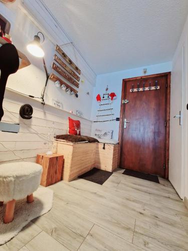 a room with a wooden door and a wooden floor at Studio rénové avec terrasse, parking , proche pistes,Villard de Lans in Villard-de-Lans