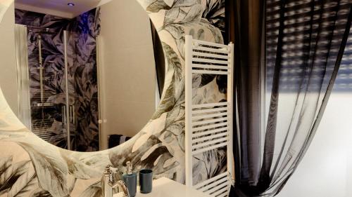 a bathroom with a mirror and a sink at Bridge's House - a 50 mt dalla spiaggia e da tutti i servizi! in Pescara