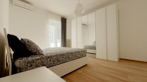 a bedroom with two beds and a mirror at Bridge's House - a 50 mt dalla spiaggia e da tutti i servizi! in Pescara