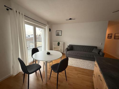 a living room with a table and chairs and a couch at Ferienwohnung in der Innenstadt in Euskirchen