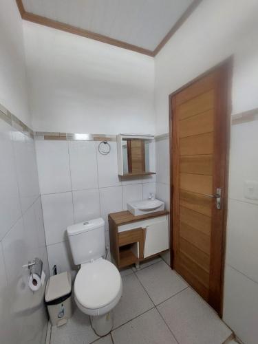 a bathroom with a toilet and a sink at Qroom Janaina in Cruzeiro do Sul