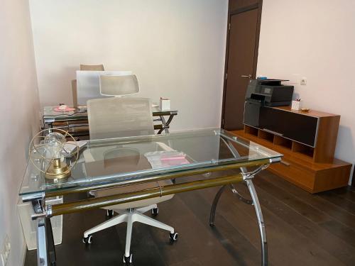 a glass desk with a glass top in a room at Loft Elegante Norte de Madrid in San Sebastián de los Reyes