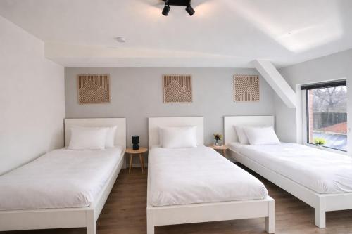 two beds in a room with white walls at Studio Apartment 1- Komfort & Günstig in Berlin