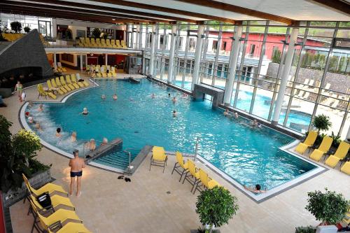 ein großer Pool in einem Gebäude mit Menschen darin in der Unterkunft Hotel Residenz in Bad Bertrich