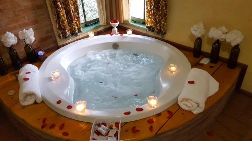 a bath tub with christmas lights in a room at Pousada Vale Monte Azul in Santo Antônio do Pinhal
