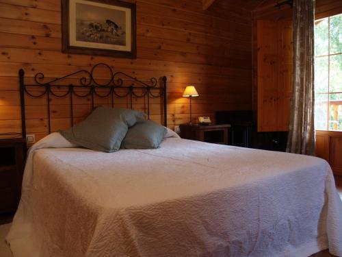 Postel nebo postele na pokoji v ubytování Hotel Rural Albamanjon