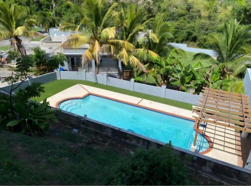 une piscine devant une maison dans l'établissement Villa Mango, à Fajardo