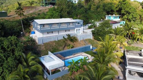 ファハルドにあるVilla Mangoのプール付きの家の航空写真