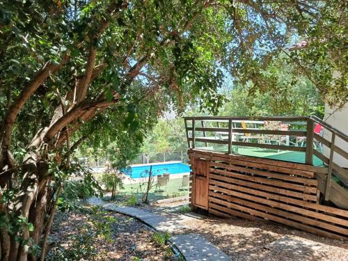 a wooden fence next to a swimming pool at Casa Olmué in Olmué